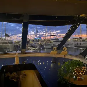 Panaby - House Boat Botel